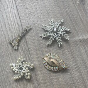Bundle of 4 vintage rhinestones Brooches